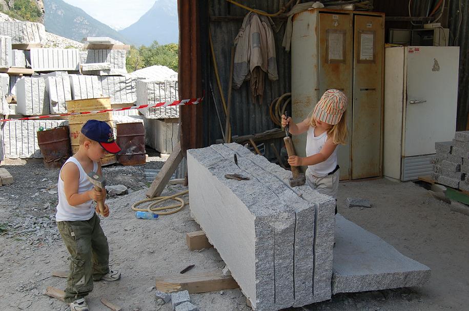 Kinderarbeit: Steinbl�cke werden von hand gespalten.