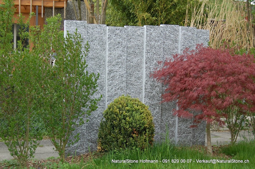 Stelen und Palisaden aus Tessiner Gneis