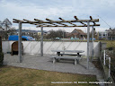 Pergola aus Tessiner Gneis mit Kastanien Rundholz