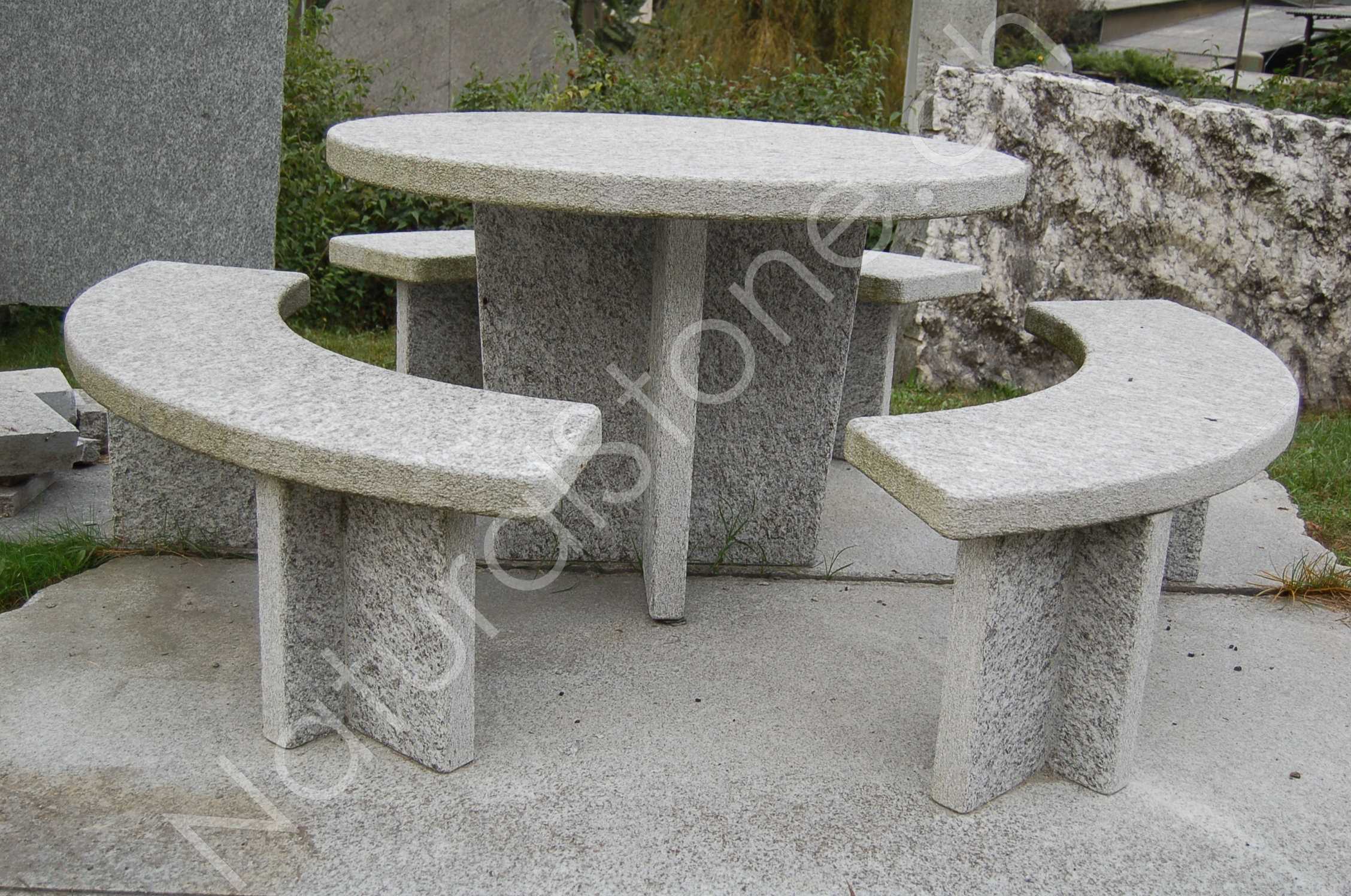 Granittisch rund mit drei B�nken