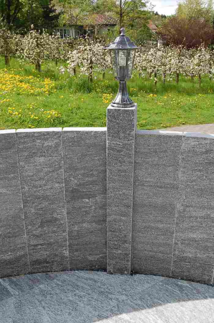 Palisaden Stelen mit aus Gneis mit Laterne