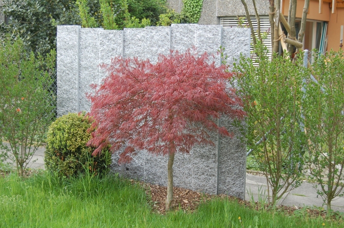 Stelen als Zierelement und Blickfang im Garten